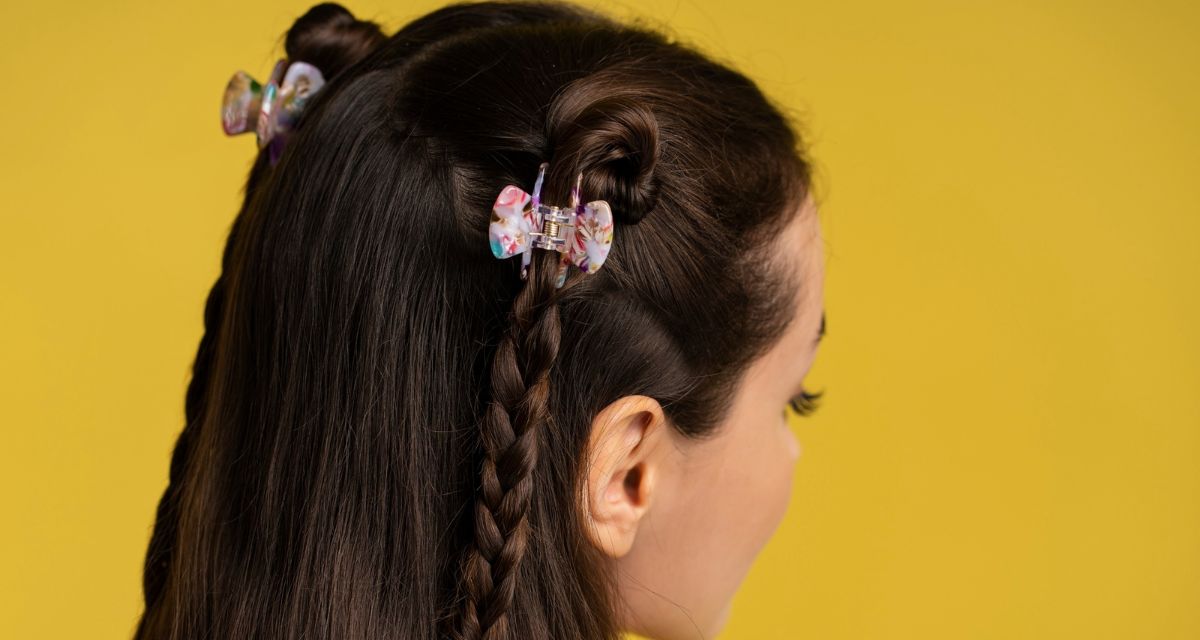 dwa warkocze z klamerkami