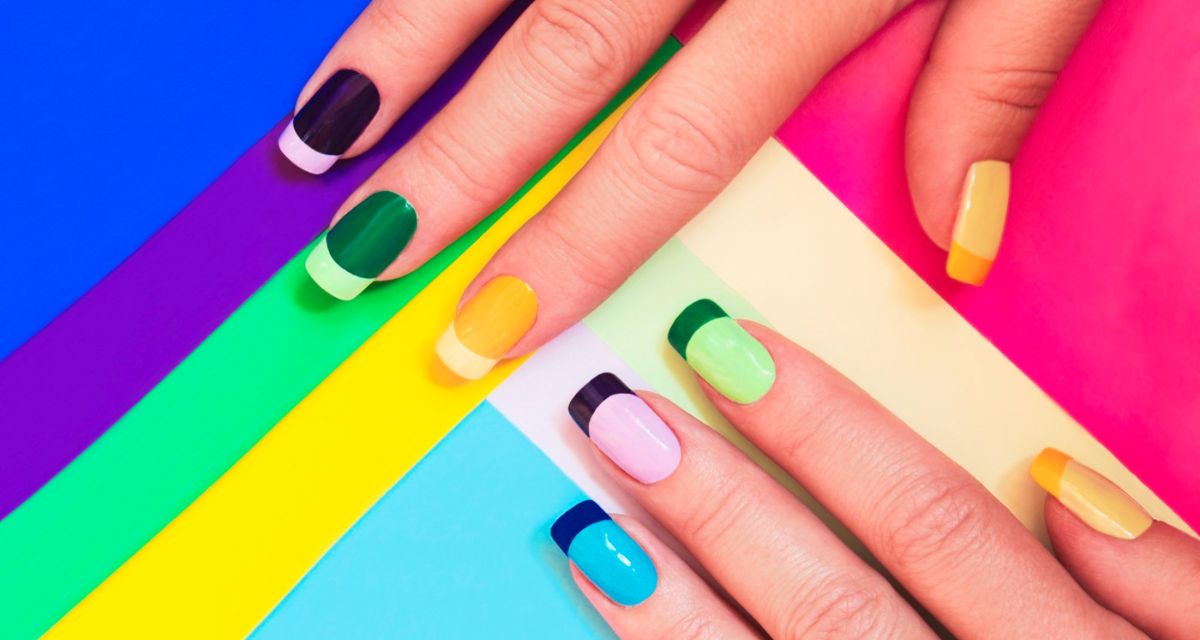 kolorowy french manicure bez bieli/Freepik kolorowy french manicure bez bieli