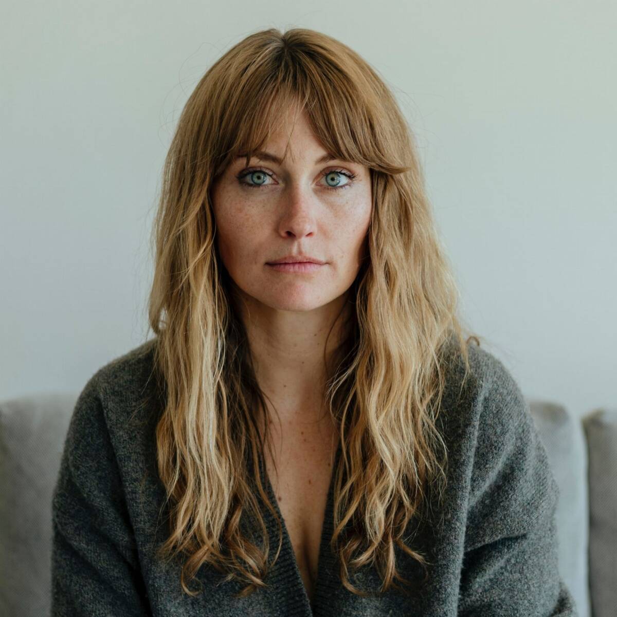 Fryzury z grzywką dla 40-latki: Długie falowane włosy