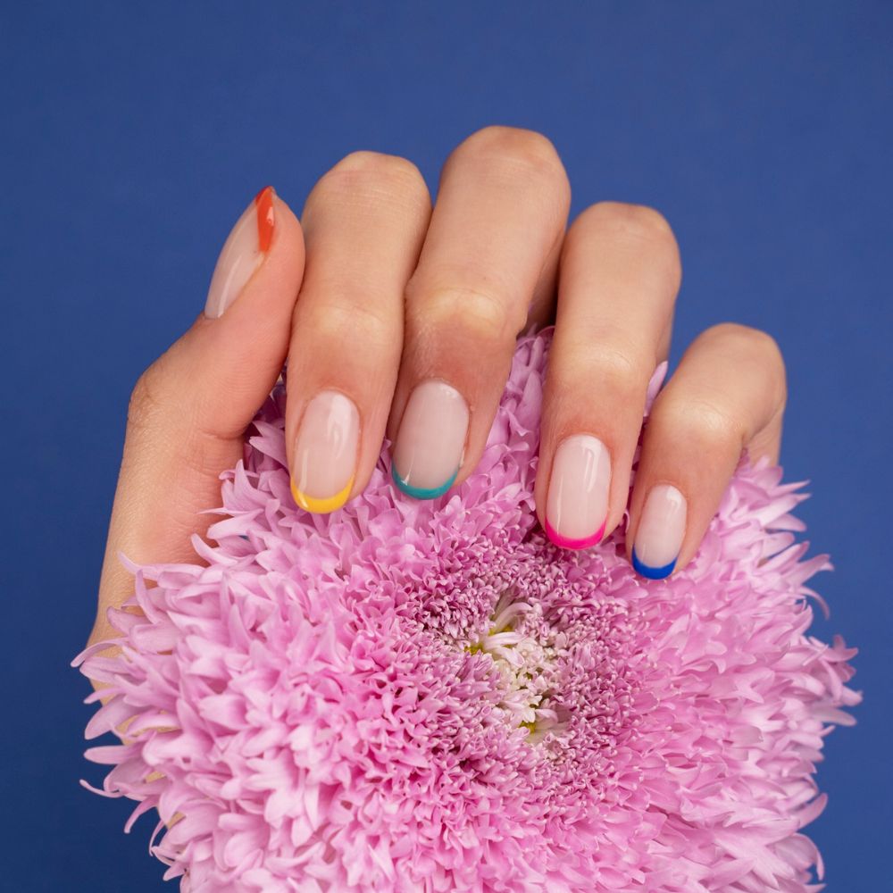 french manicure kolorowy/Freepik french manicure kolorowy