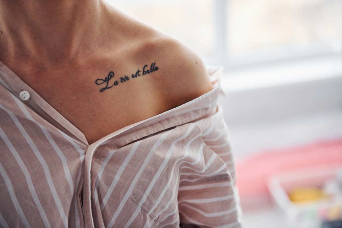 Tatuaże w formie tekstu – wszystko co musisz wiedzieć