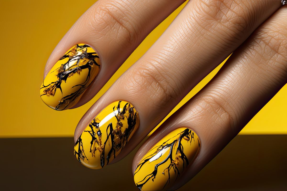 marmurkowy jesienny manicure na październik 2023