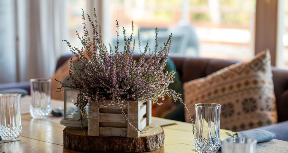 wrzosy na stole Freepik wrzosy na stole