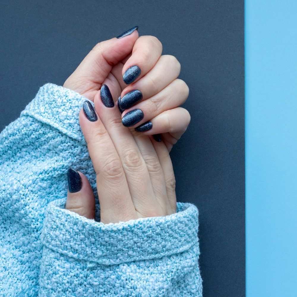 modne paznokcie w kolorze granatu