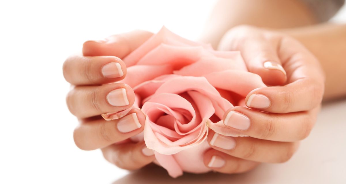 modne paznokcie naturalne na wrzesień 2023