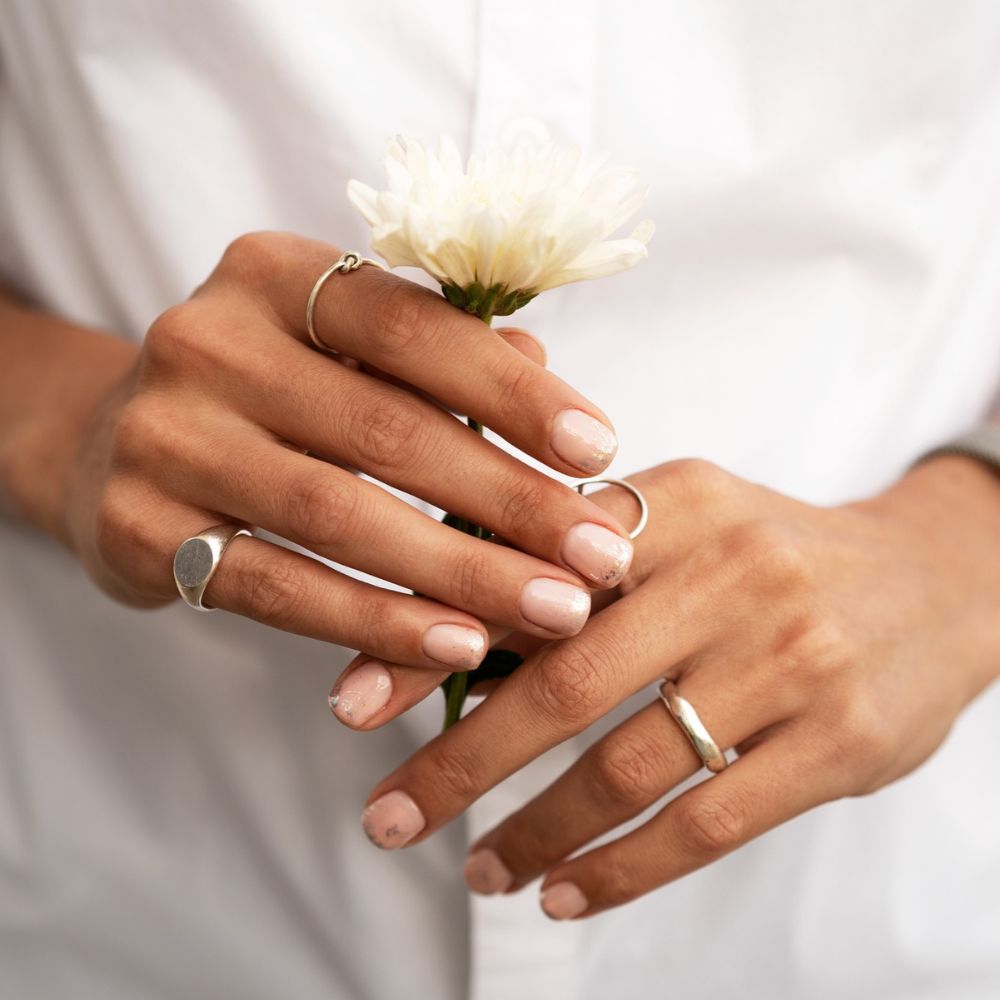 subtelny manicure na wrzesień 2023