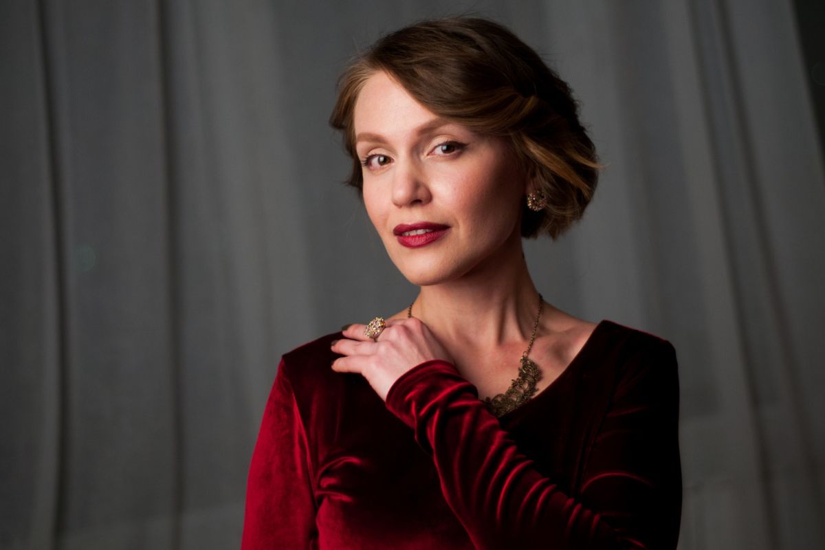 eleganckie upięcie w kok - fryzury dla mamy pary młodej