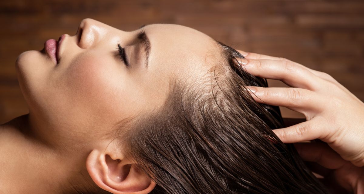 mycie włosów Freepik mycie włosów