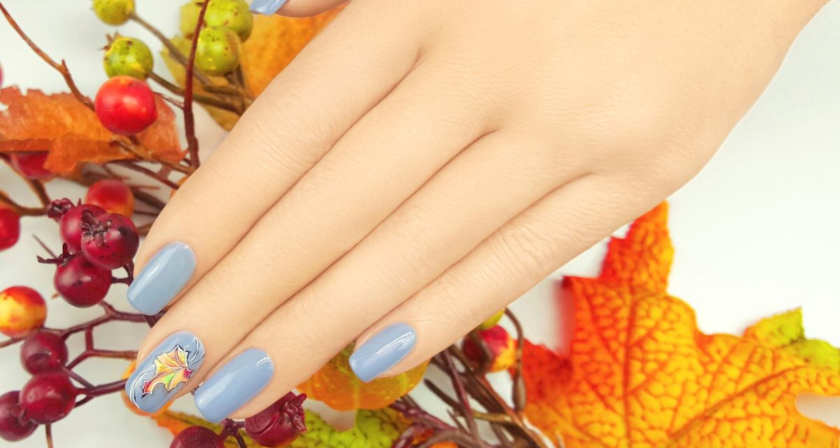 manicure na jesień z liściem