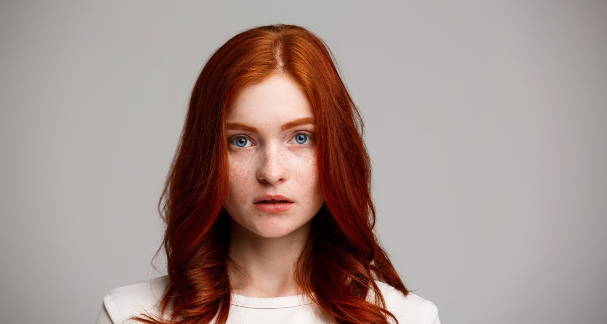 Rude włosy - modny kolor jesień zima 2025