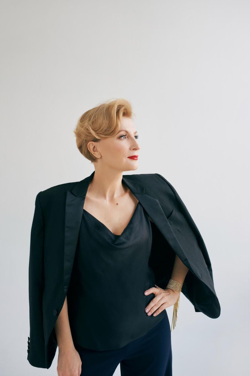 eleganckie uczesanie z krótkimi włosami - fryzury dla mamy pary młodej na wesele