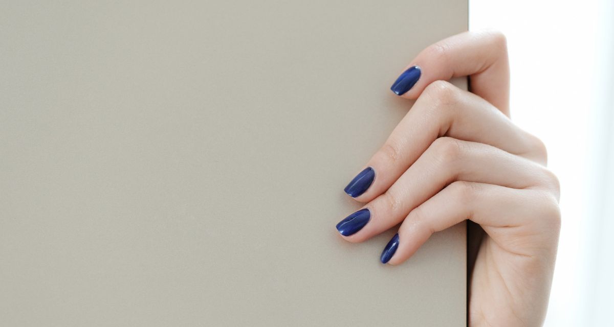 granatowy manicure