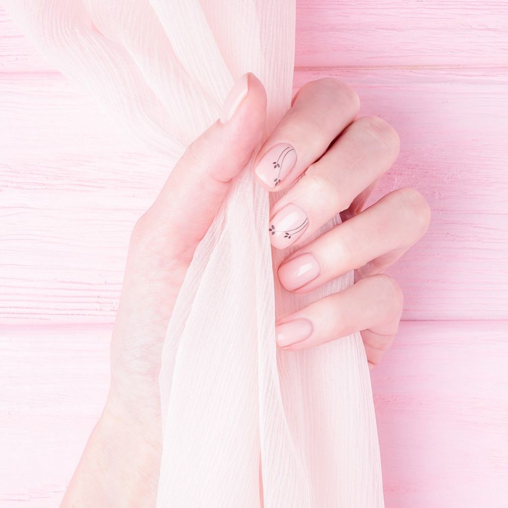 pastelowy manicure wrzesień 2023