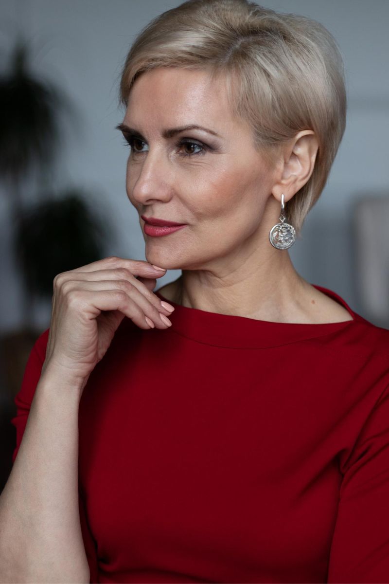 fryzura z krótkich włosów na wesele dla mamy pary młodej