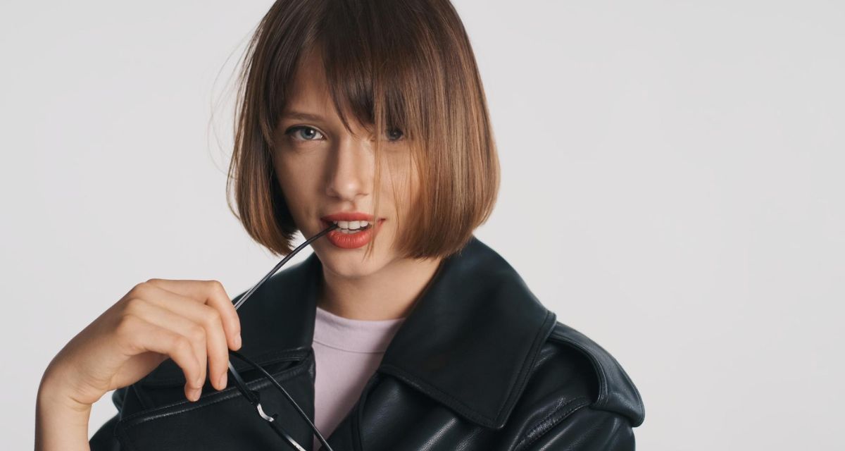 kolor brązowy połączony z rudym - pasemka - modne kolory włosów 2025