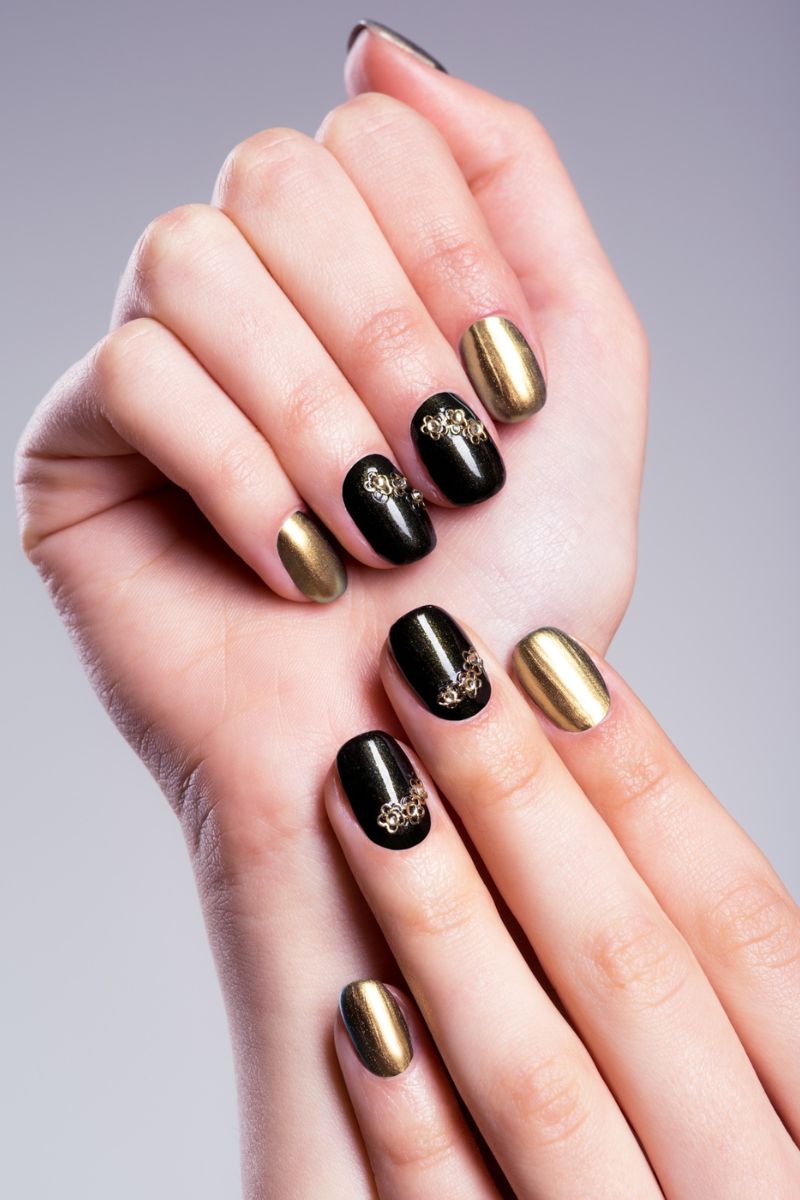 czarno-złoty manicure