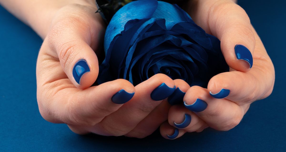 granatowe modne paznokcie na wrzesień 2023