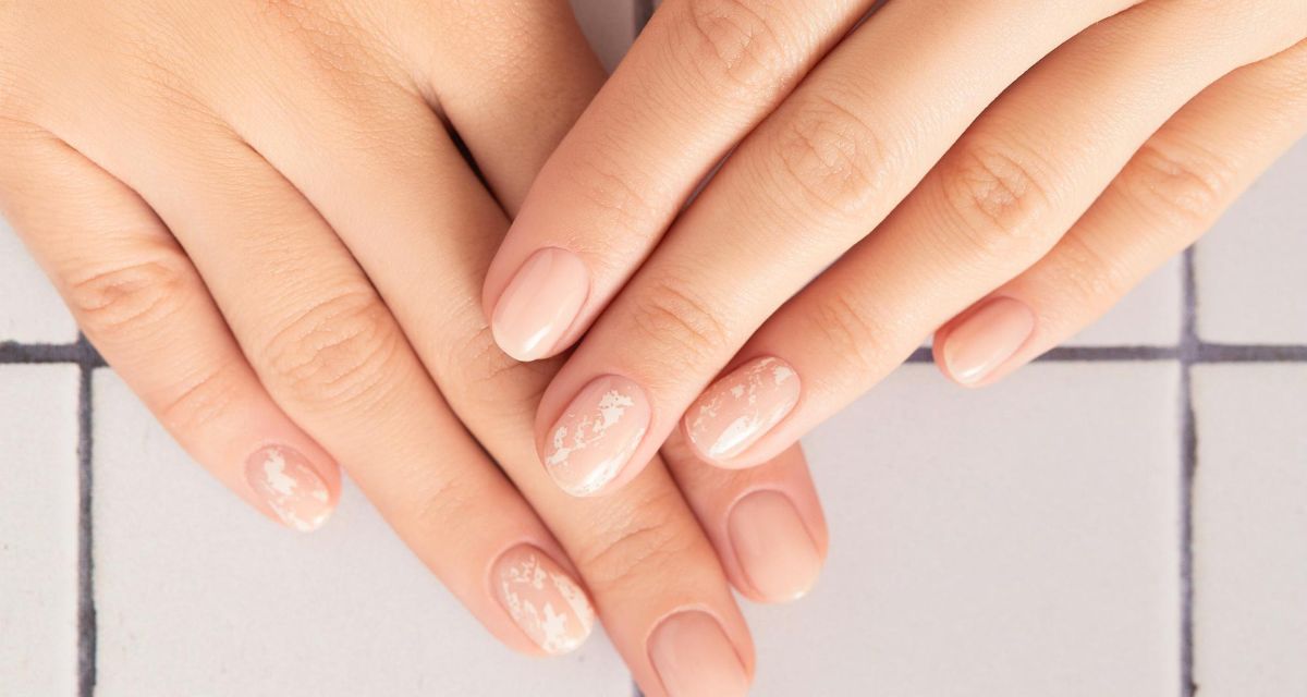 Modne paznokcie na wrzesień 2023 Moody neutral nails
