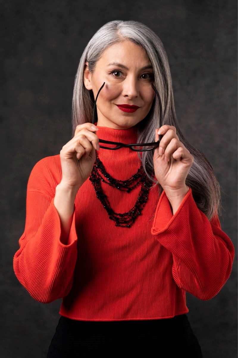 Fryzury na wesele po 50 roku życia dla mam Pary Młodej z długich włosów długie siwe włosy