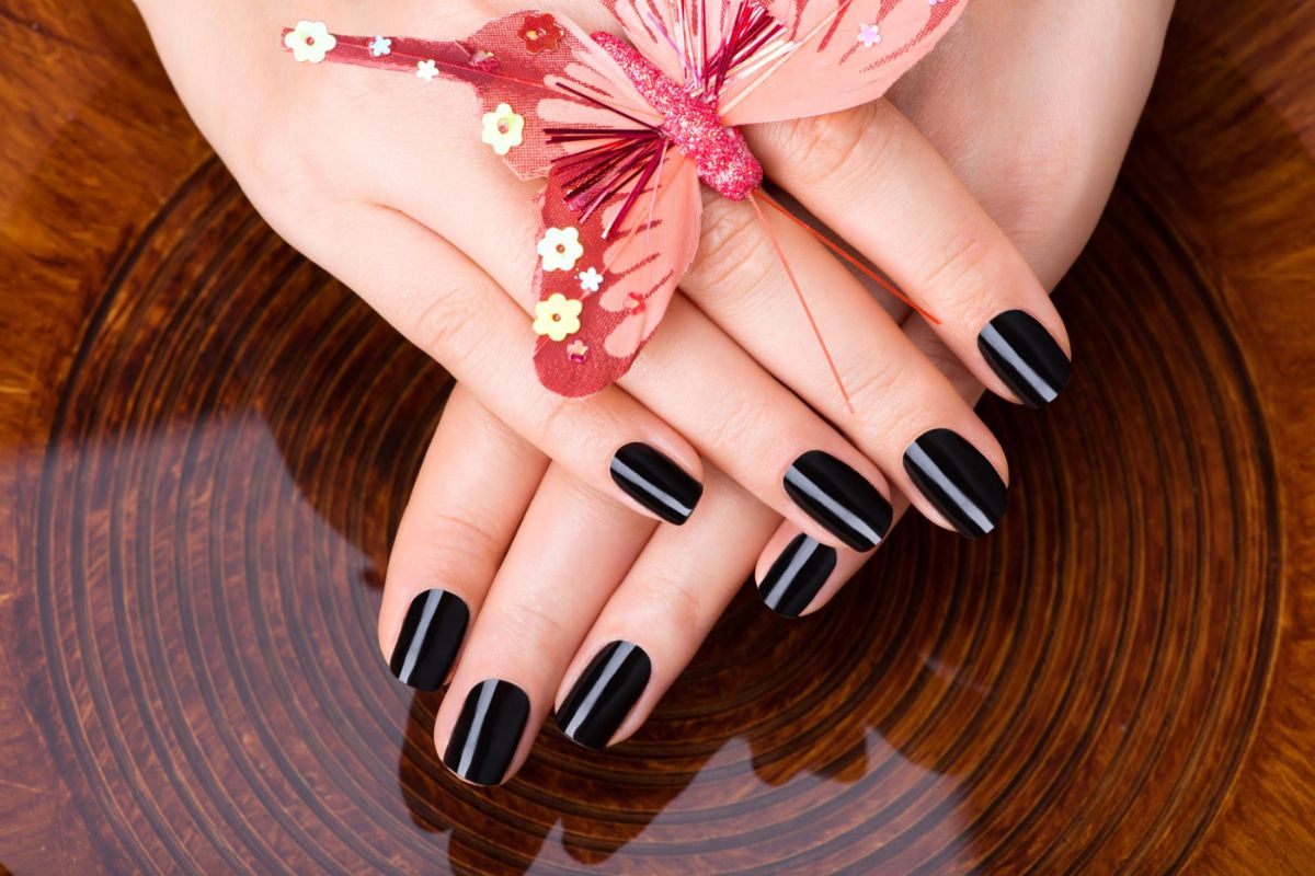 czarny manicure
