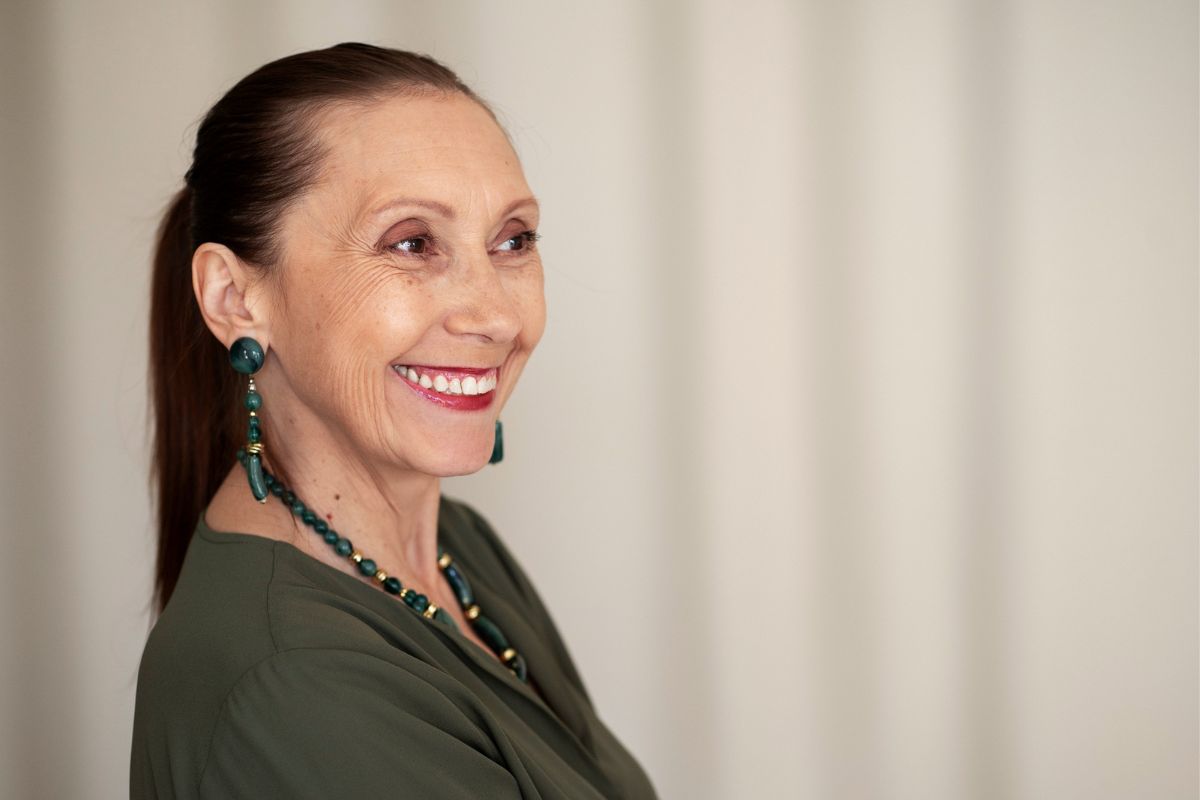 dojrzała kobieta z kitką