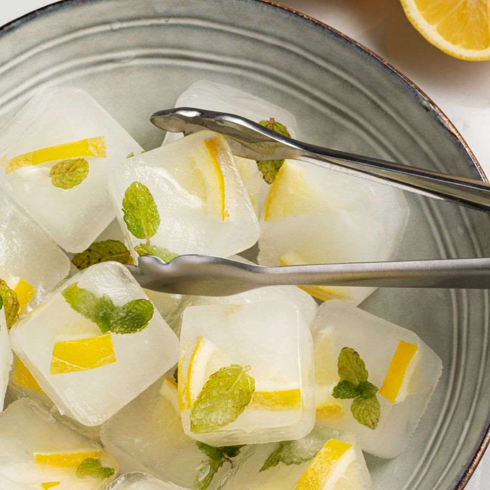 kostki lodu z cytryną Freepik kostki lodu z cytryną
