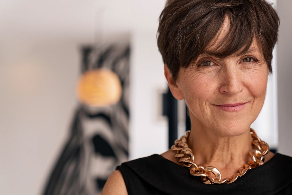 krótka fryzura z grzywką na wesele dla mamy pary młodej