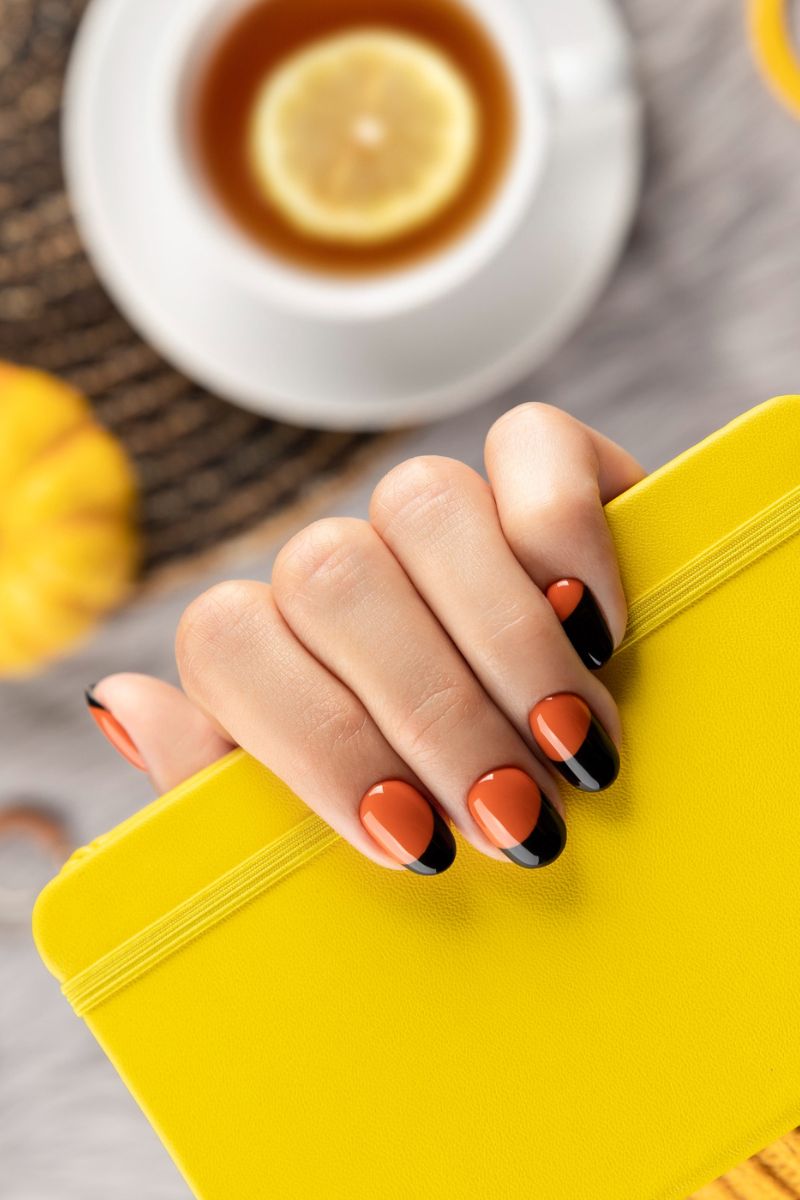 paznokcie w kolorach jesieni na październik 2023