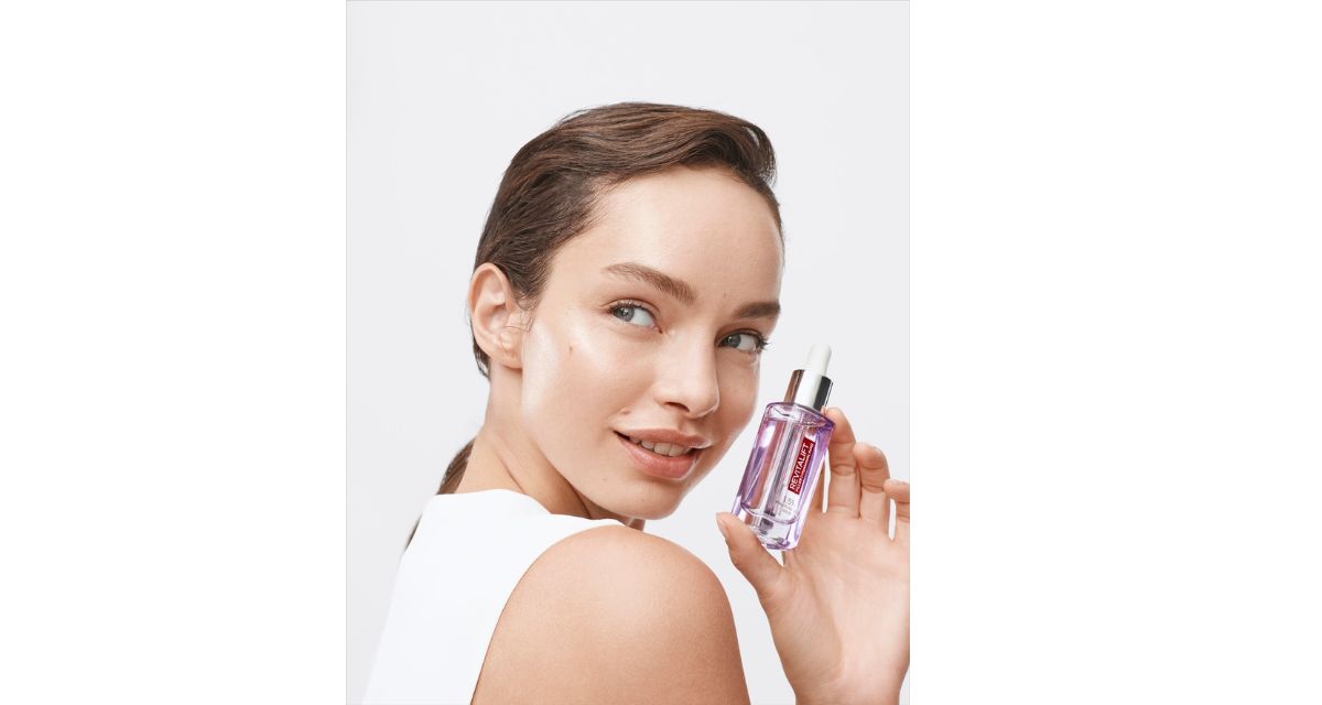 kobieta z serum do twarzy Mat.nadesłane kobieta z serum do twarzy