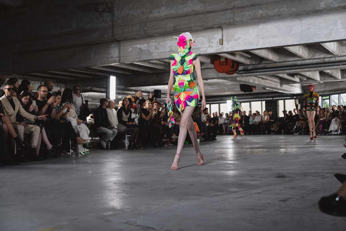 Nietypowe połączenia tekstur - jeden z wiosenno-letnich trendów 2024