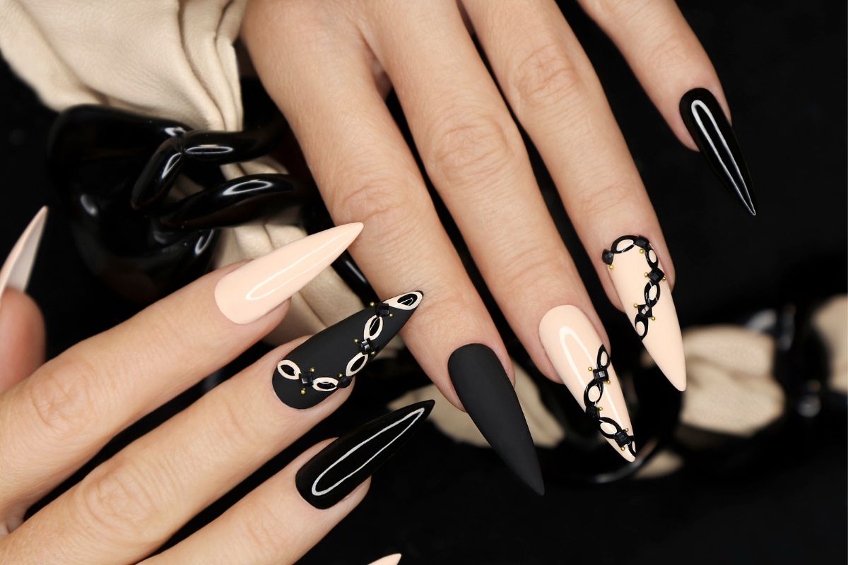 bezowo-czarny-manicure-na-dlugiej-stylizacji-paznokci