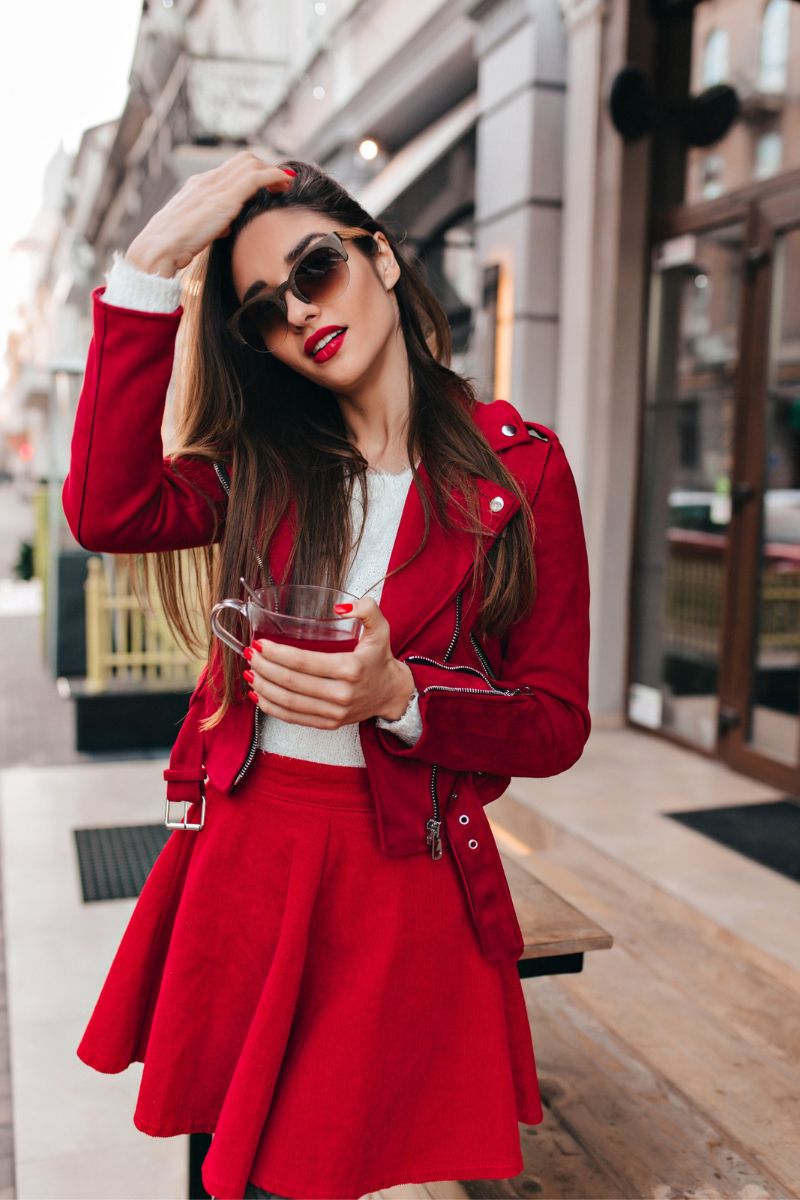 rozkloszowana spódnica w kolorze czerwonym