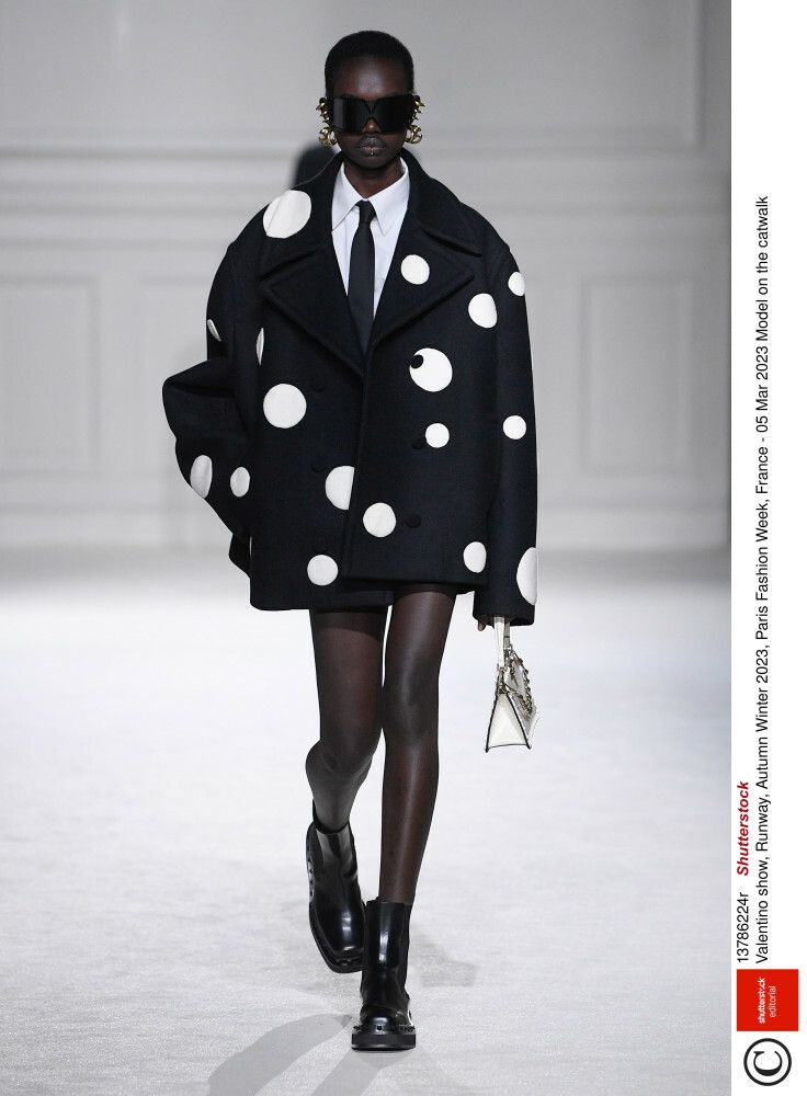 kurtka w grochy Valentino moda na jesień 2023