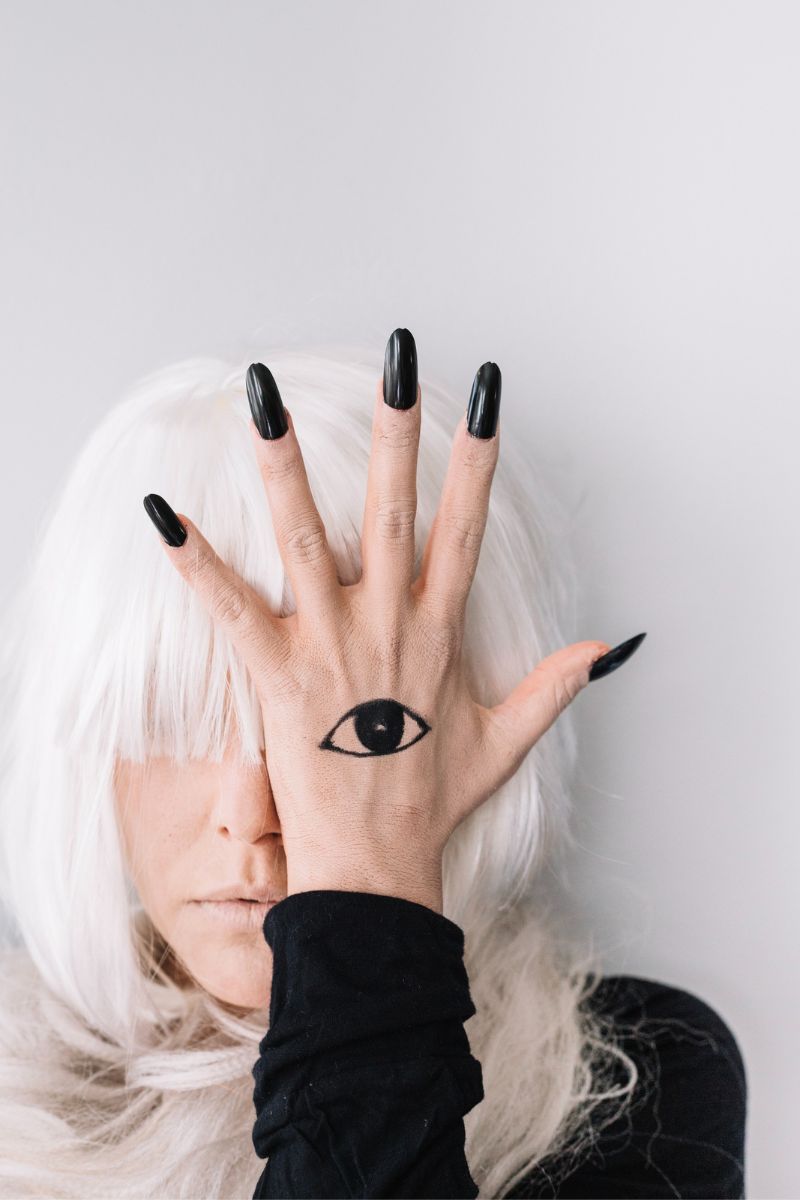 czarny manicure na Halloween