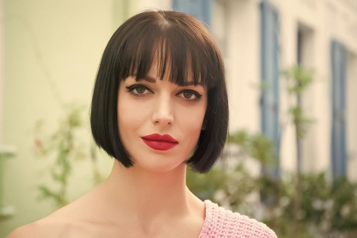 krótka fryzura bob z grzywką