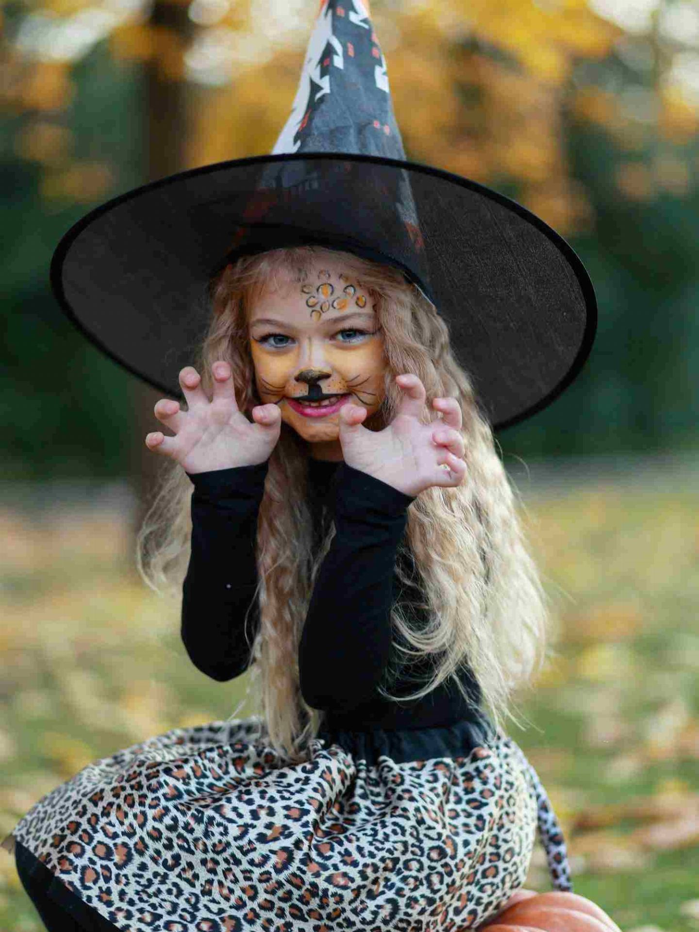 dziewczynka przebrana na Halloweenową wiedźmę