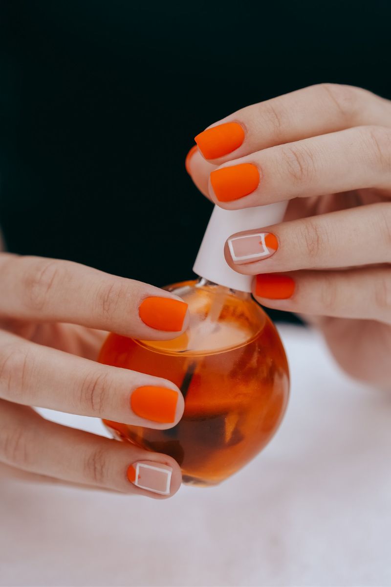 manicure w kolorze pomarańczowym na jesień Freepik manicure w kolorze pomarańczowym na jesień