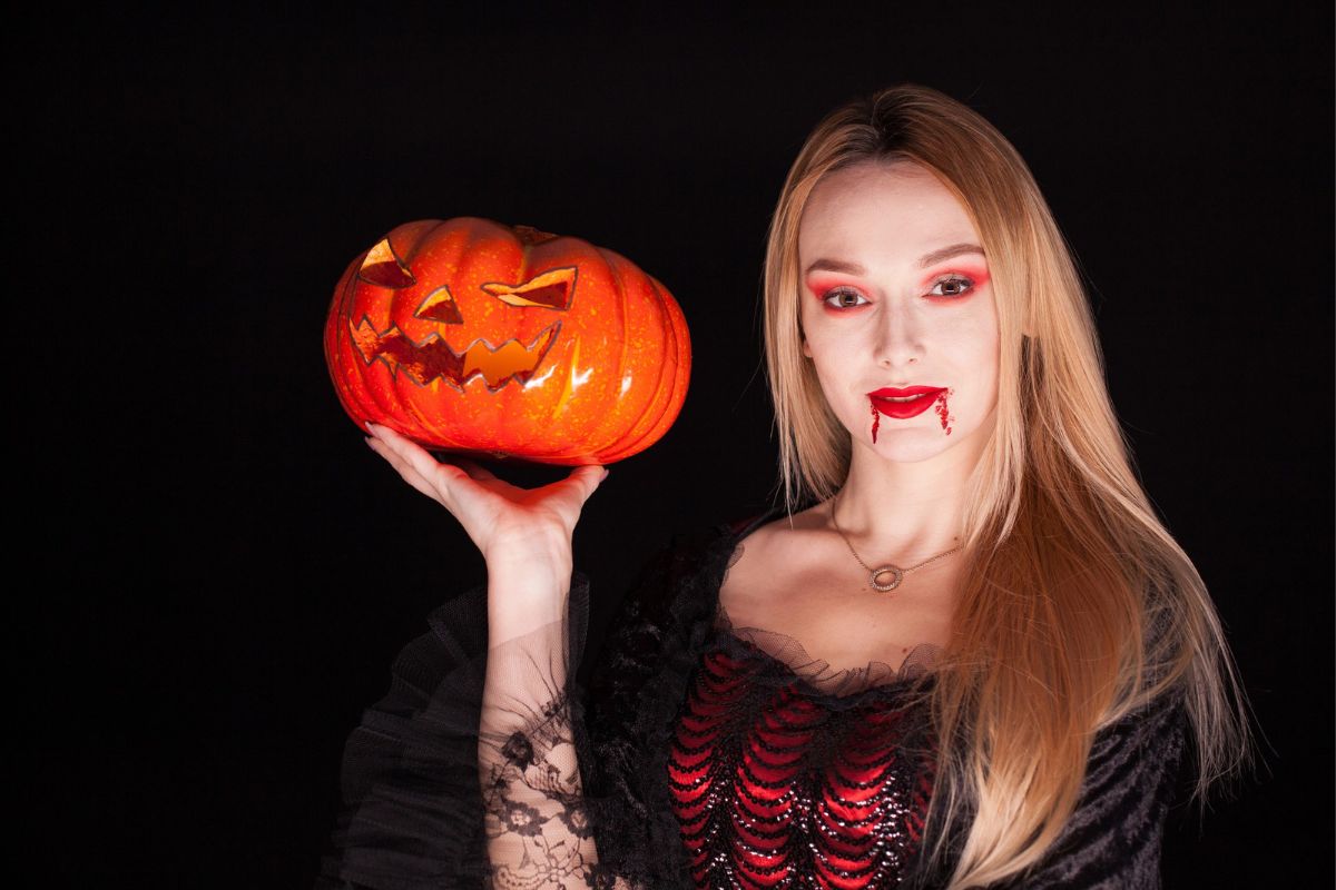 wampirzy makijaż na imprezę Halloween Freepik wampirzy makijaż na imprezę Halloween