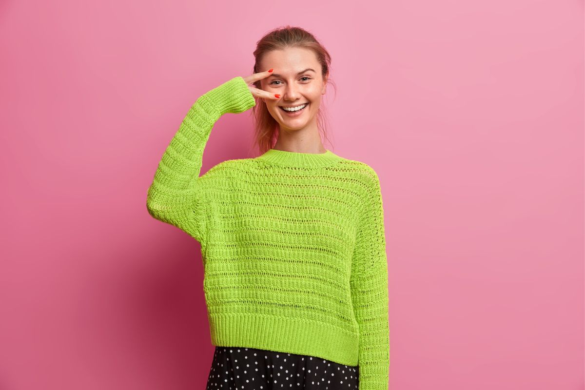 neonowy sweter