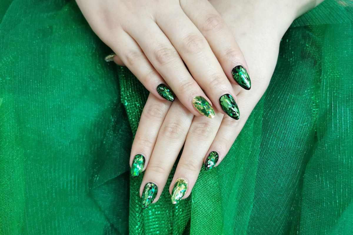 zielony manicure we wzory