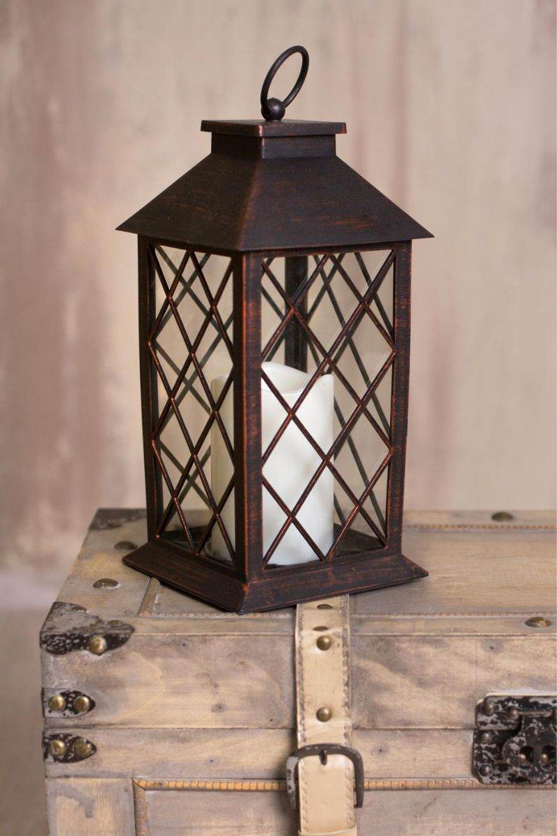 rustykalny lampion na skrzyni Freepik rustykalny lampion na skrzyni