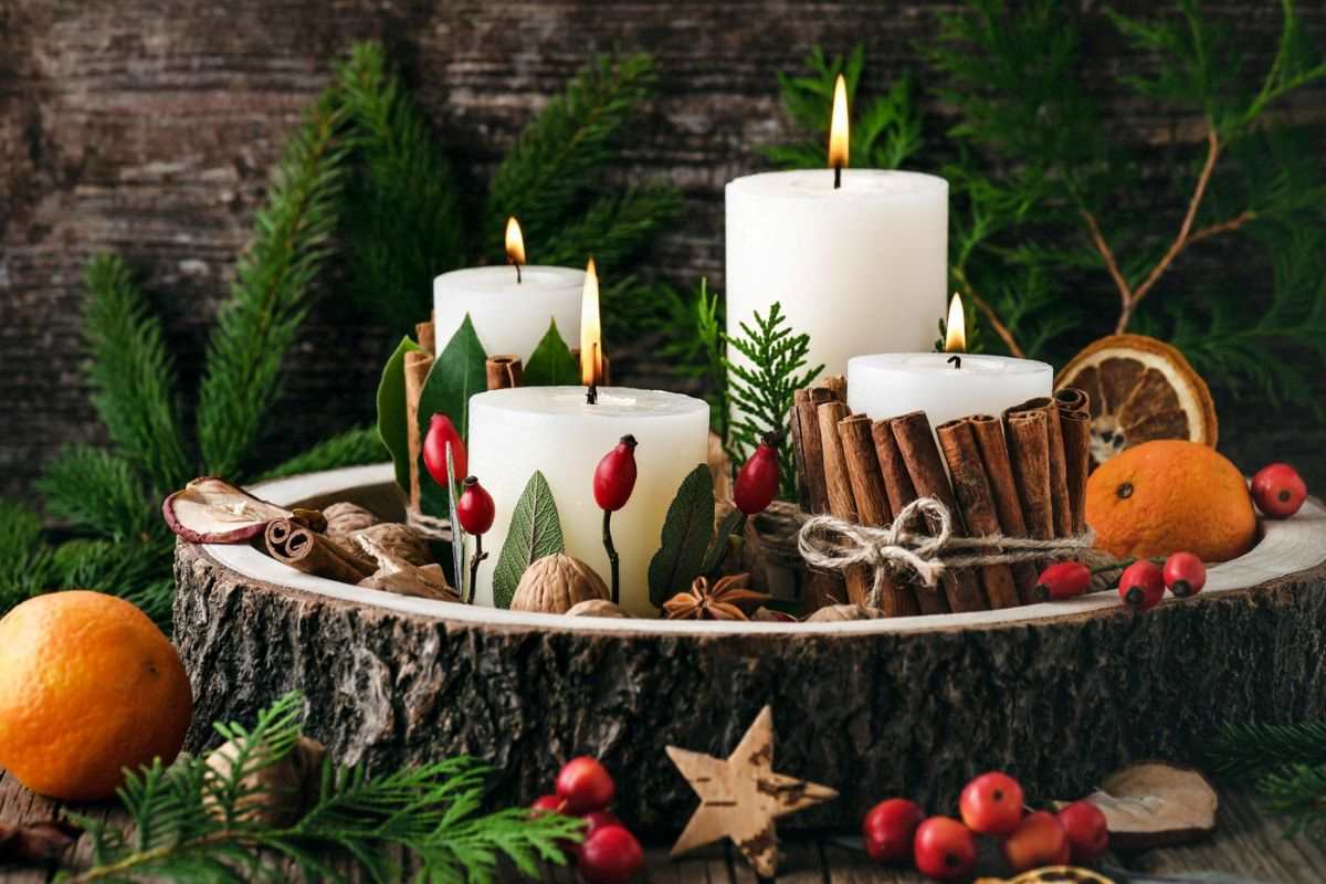 ciekawy stroik na święta na kawałku drzewa