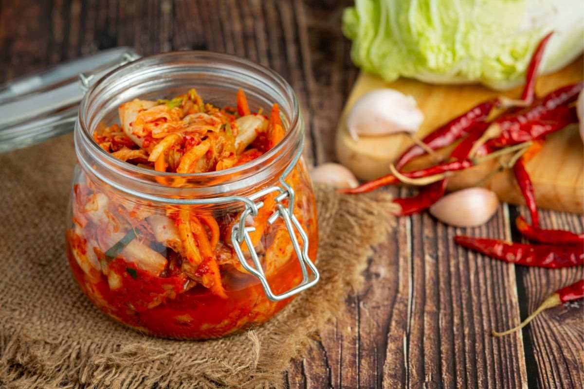 kiszone warzywa kimchi w słoiku