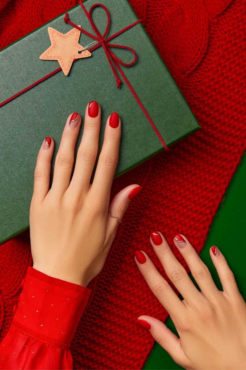 czerwone paznokcie z ciekawym wzorem ze złota