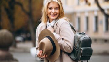 kobieta z plecakiem damskim