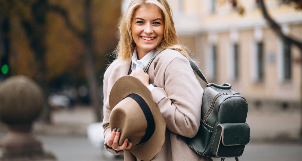 kobieta z plecakiem damskim
