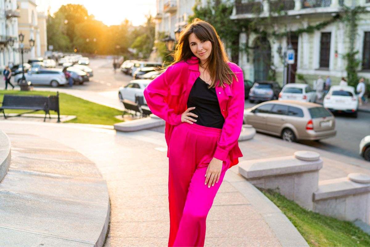 kobieta we fuksjowym komplecie Freepik kobieta we fuksjowym komplecie