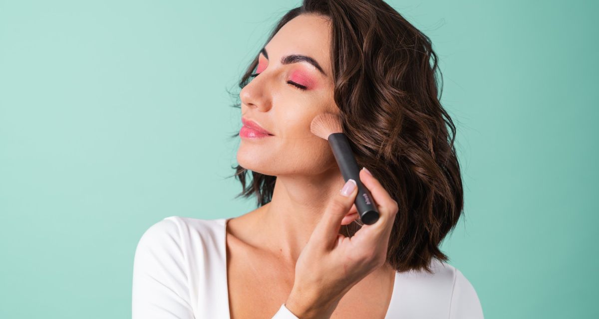 różowy cień na powiekach