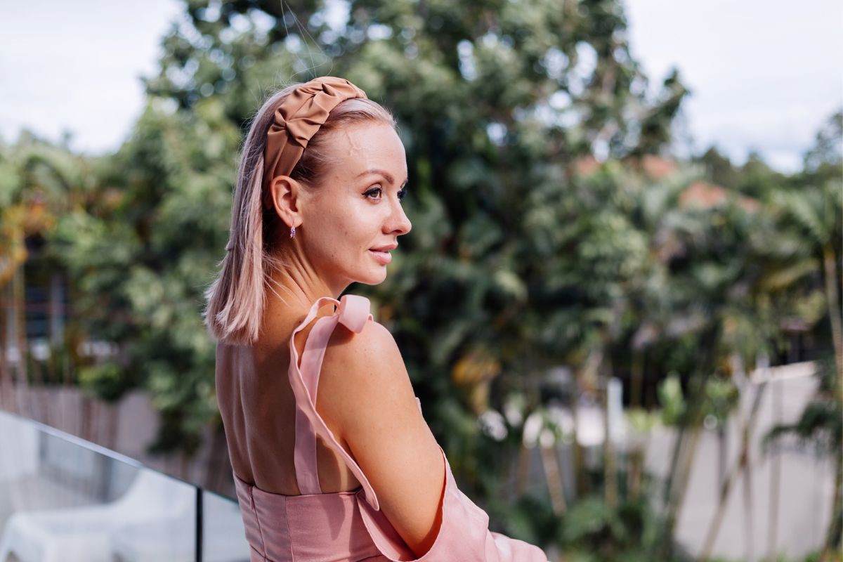 prosta fryzura z grubą opaską Freepik prosta fryzura z grubą opaską