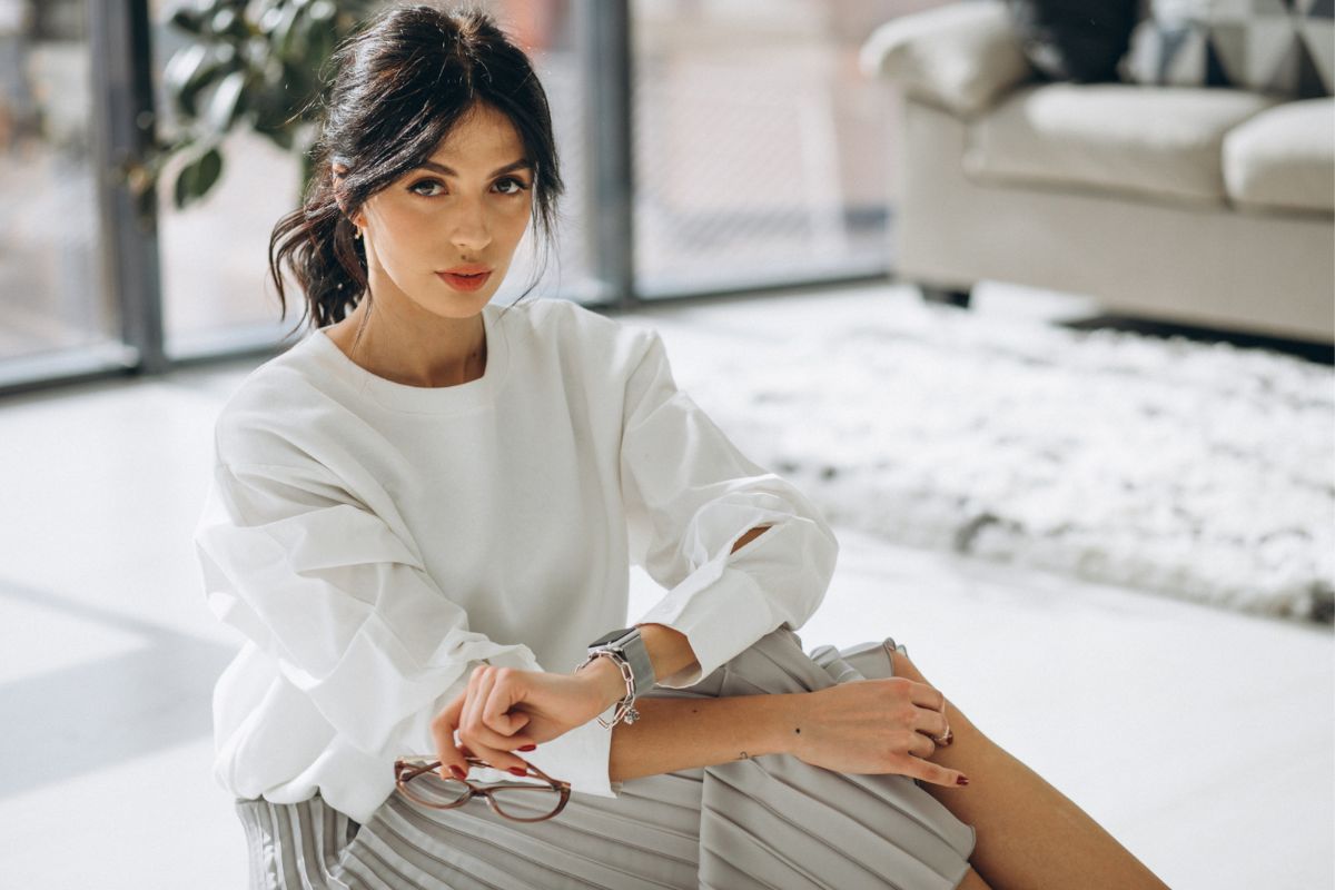 kobieta w białej bluzce i szarej spódnicy Freepik kobieta w białej bluzce i szarej spódnicy